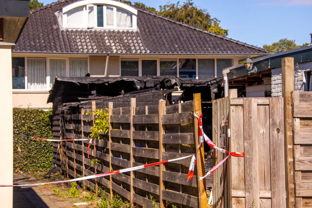 Twee schuren en een hondenkennel in brand