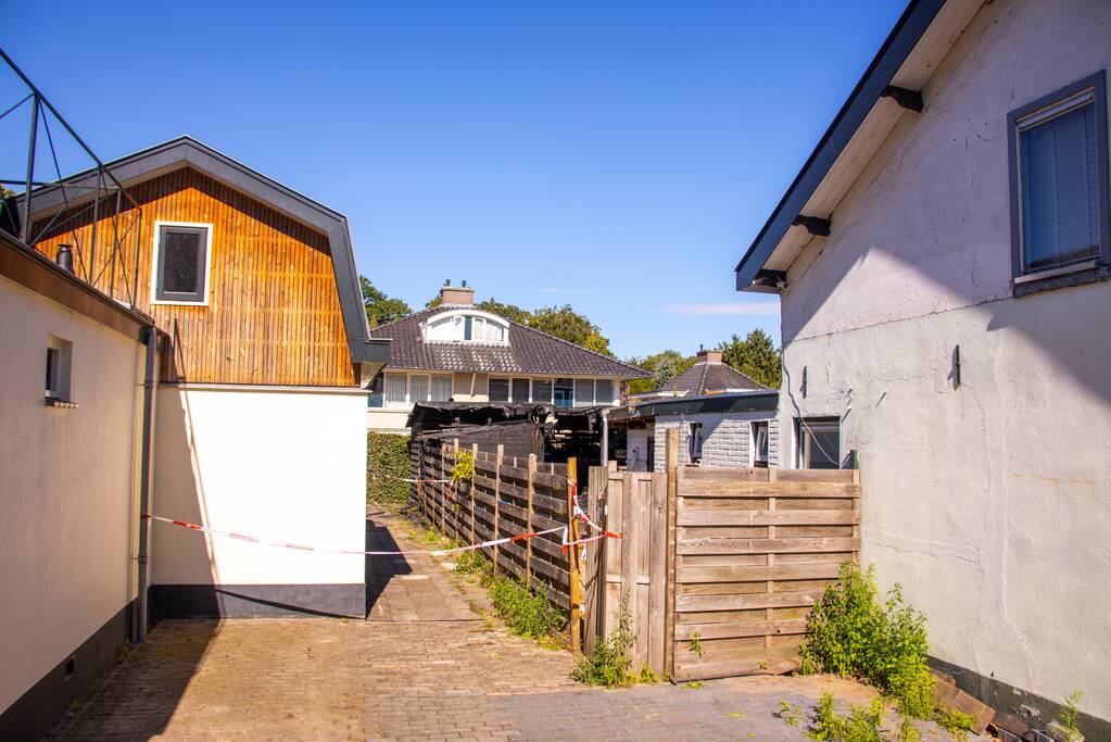 Twee schuren en een hondenkennel in brand