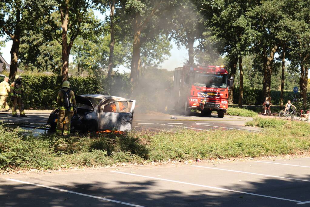 Auto volledig verwoest door brand