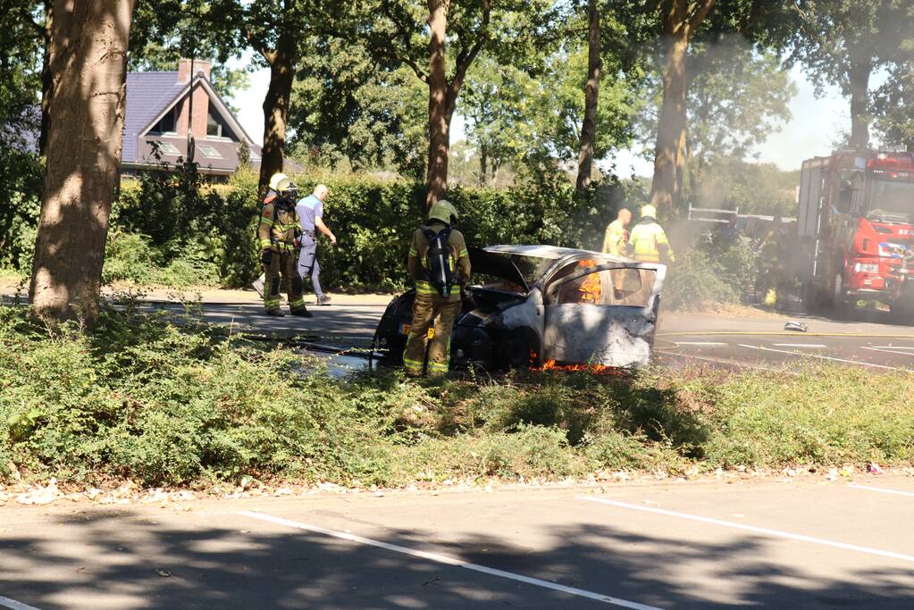 Auto volledig verwoest door brand