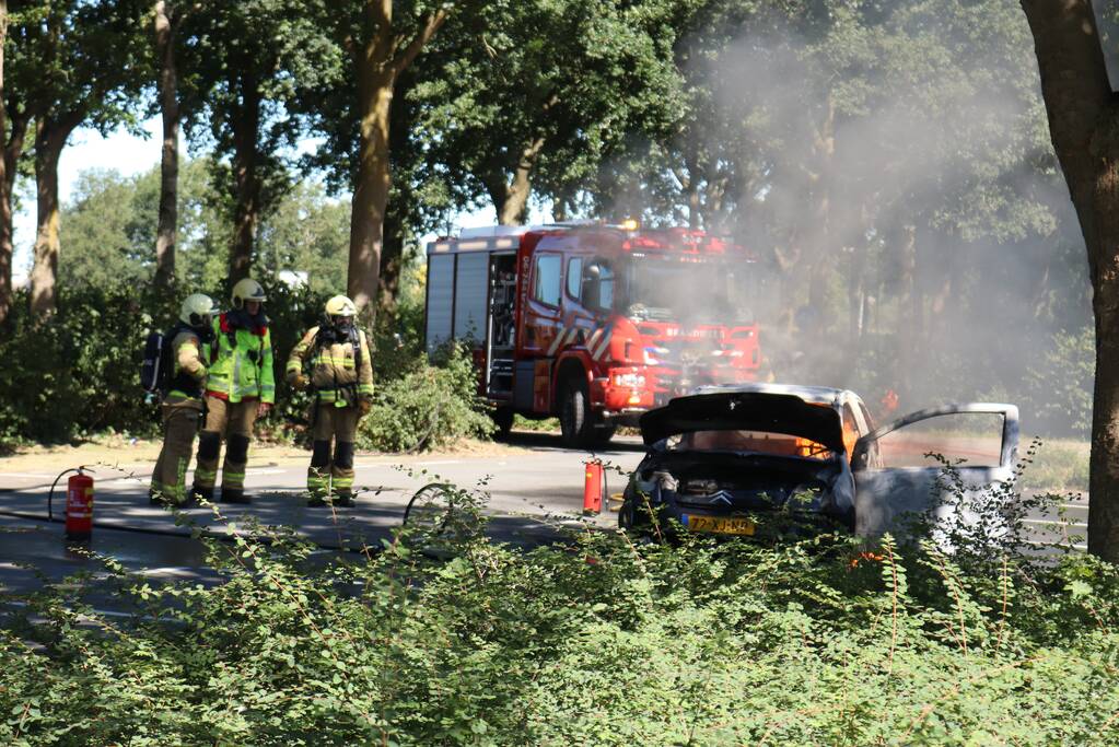Auto volledig verwoest door brand