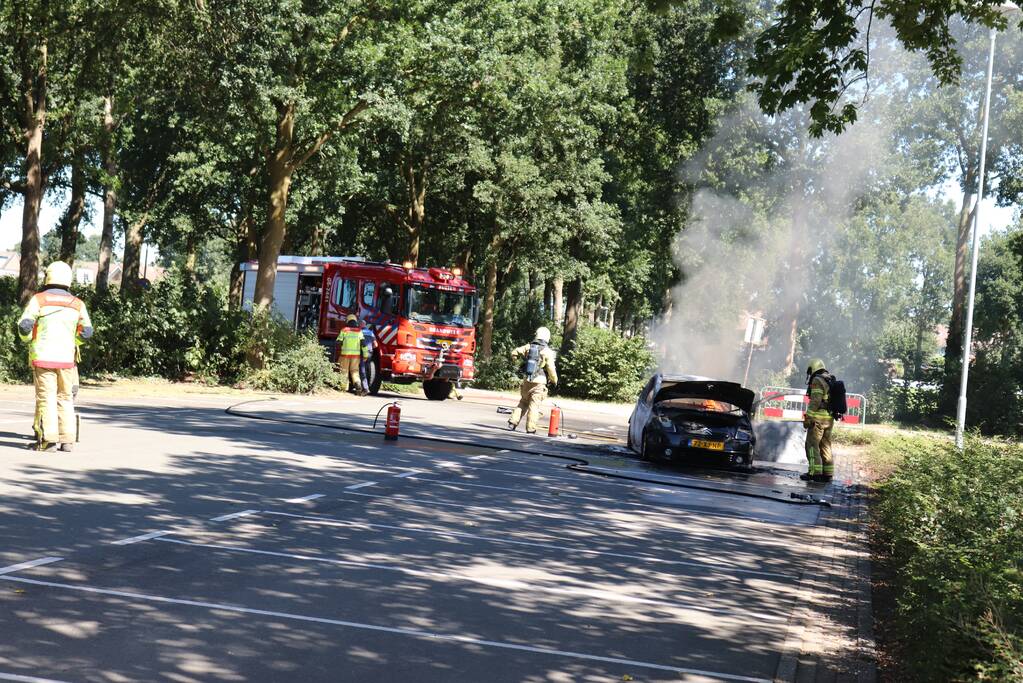 Auto volledig verwoest door brand