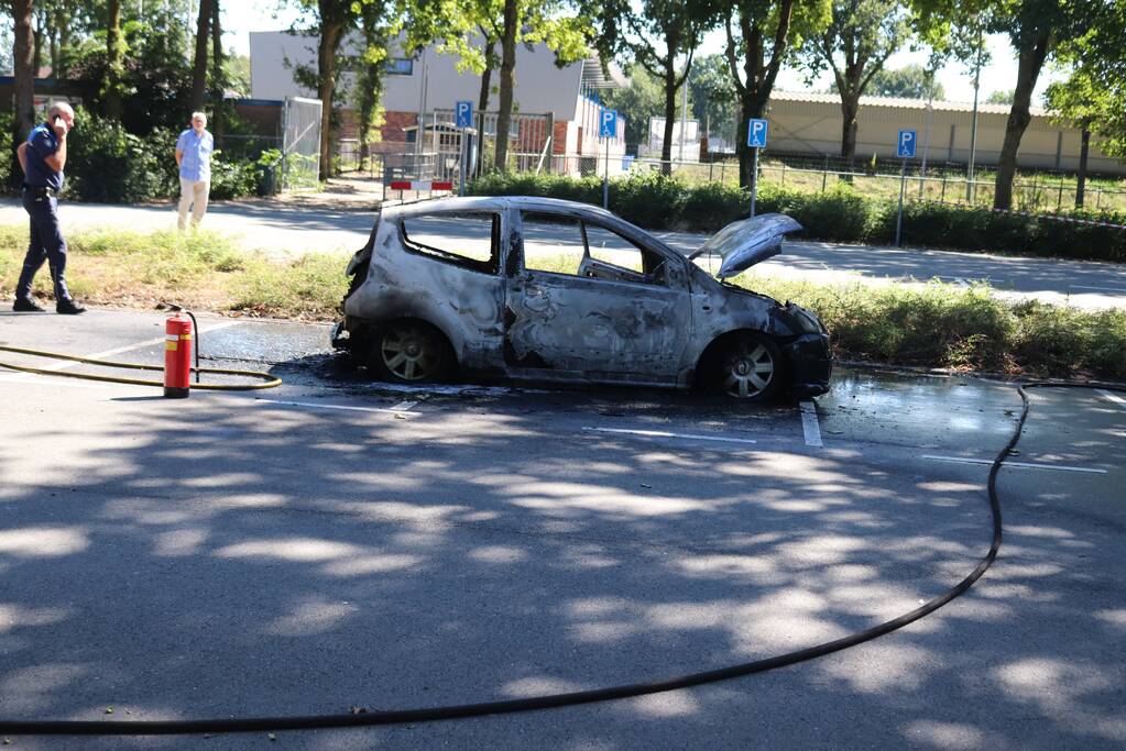Auto volledig verwoest door brand