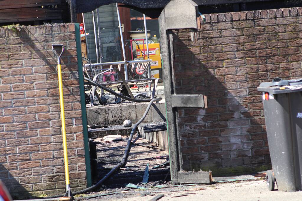 Veel rook en schade bij brand in achtertuin