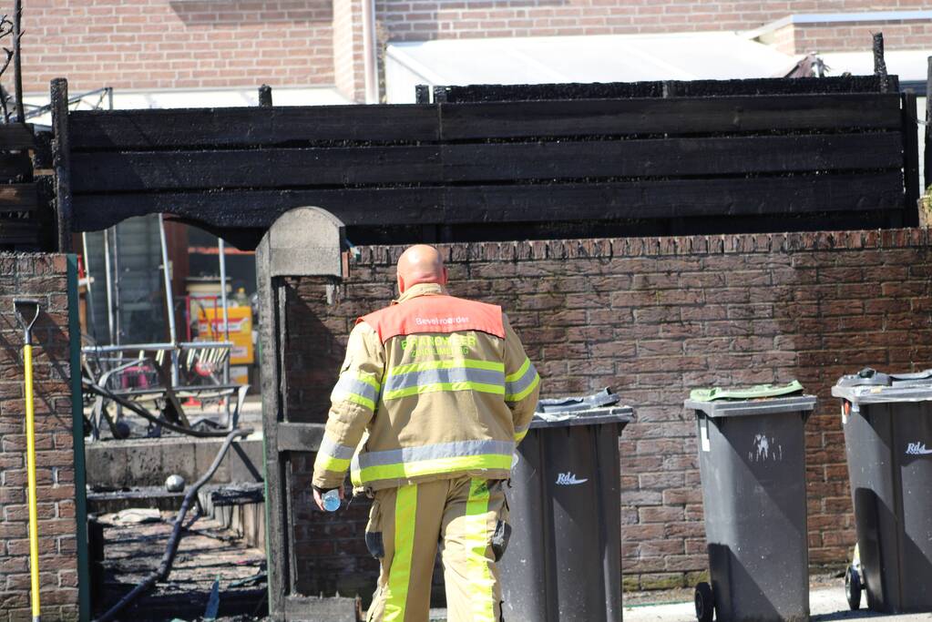 Veel rook en schade bij brand in achtertuin