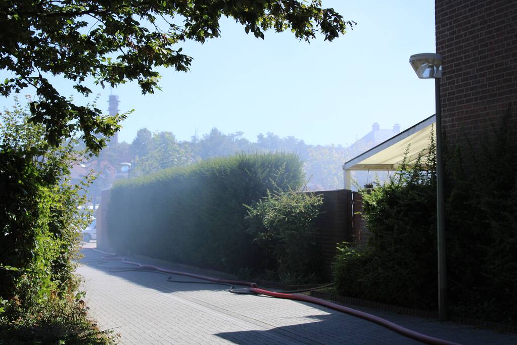 Veel rook en schade bij brand in achtertuin