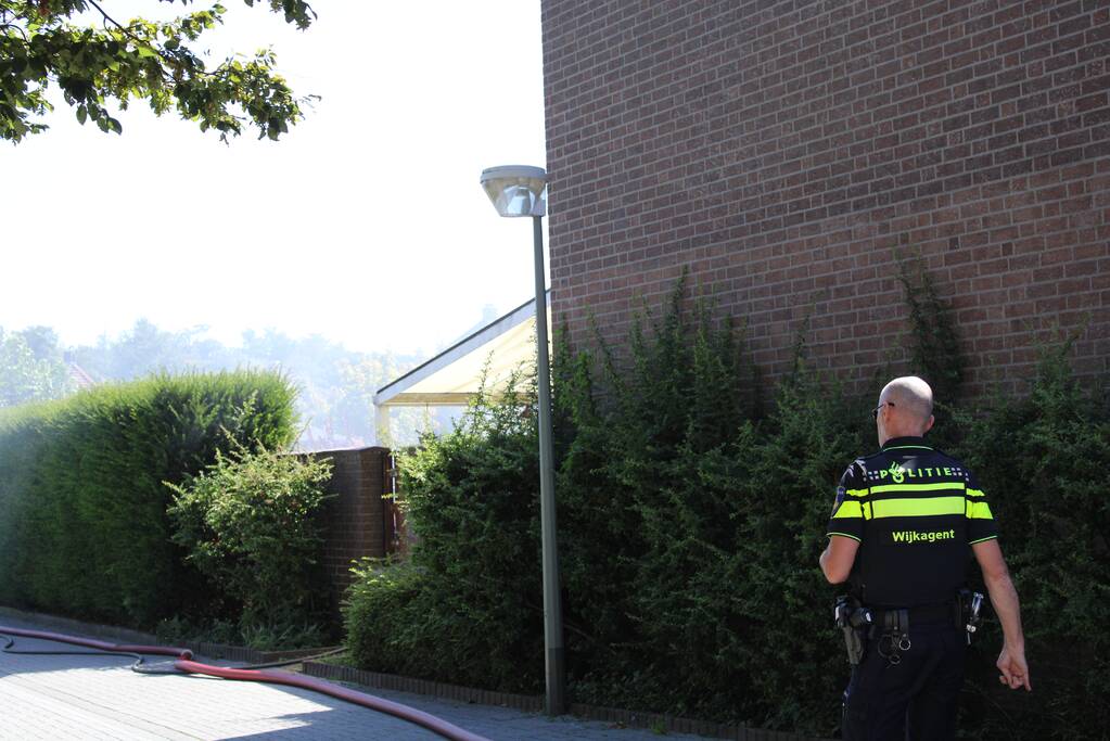 Veel rook en schade bij brand in achtertuin
