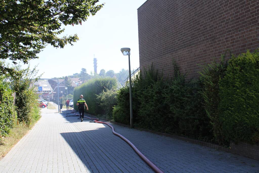 Veel rook en schade bij brand in achtertuin