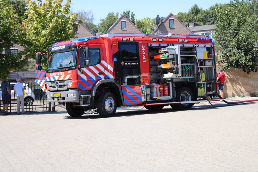 Veel rook en schade bij brand in achtertuin