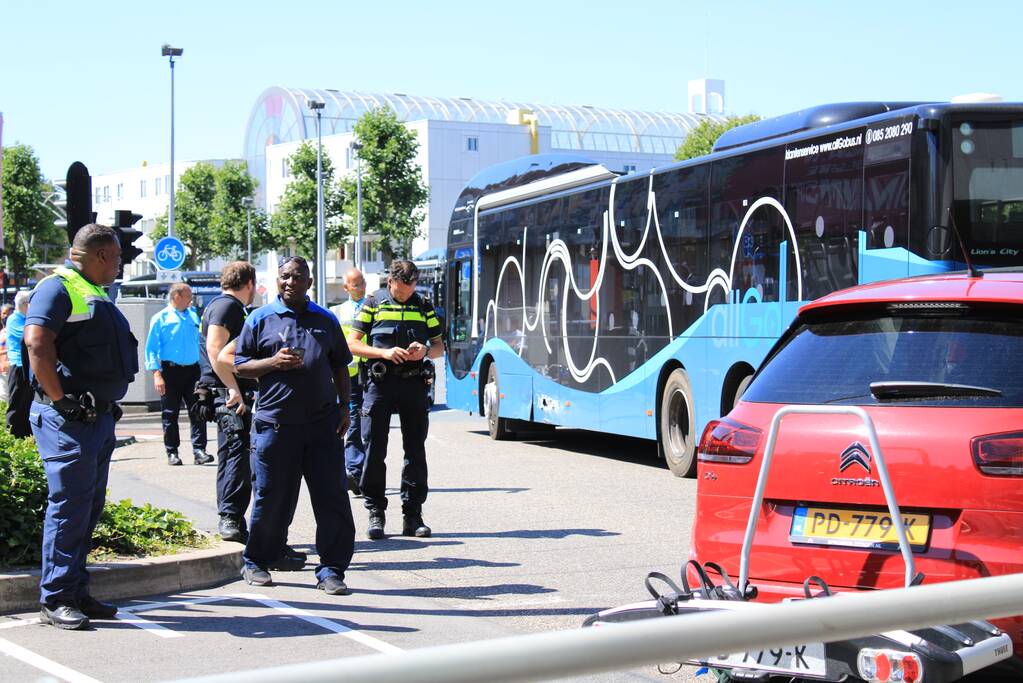 Stadsbus en auto botsen op busbaan