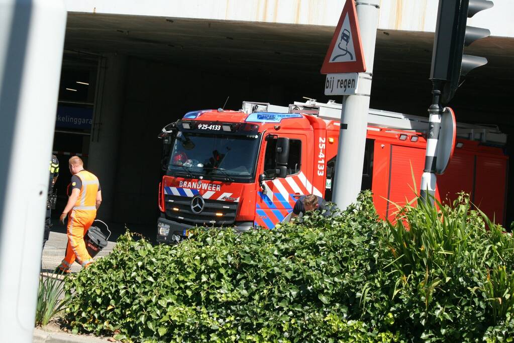 Stadsbus en auto botsen op busbaan
