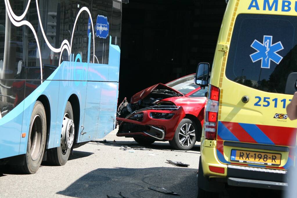 Stadsbus en auto botsen op busbaan