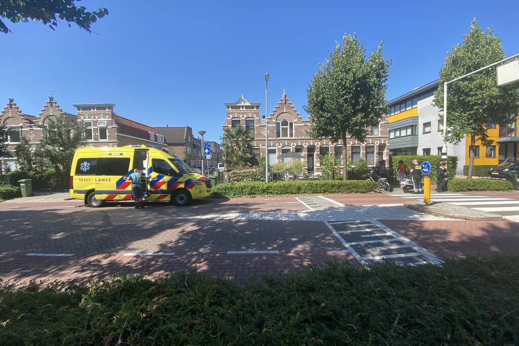 Gewonde bij aanrijding tussen fiets en scooter
