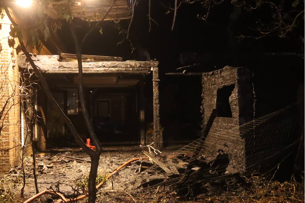 Enorme schade na brand bij woning