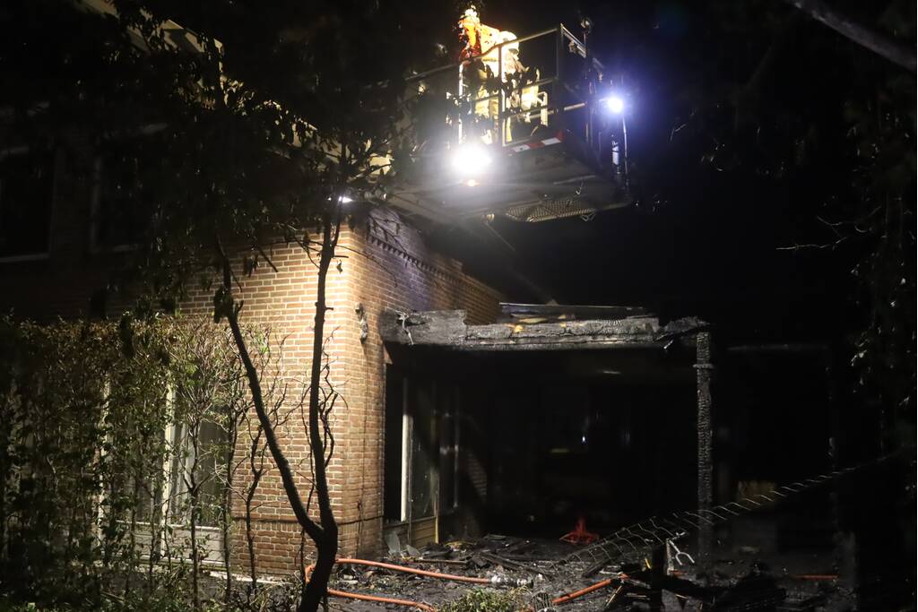 Enorme schade na brand bij woning
