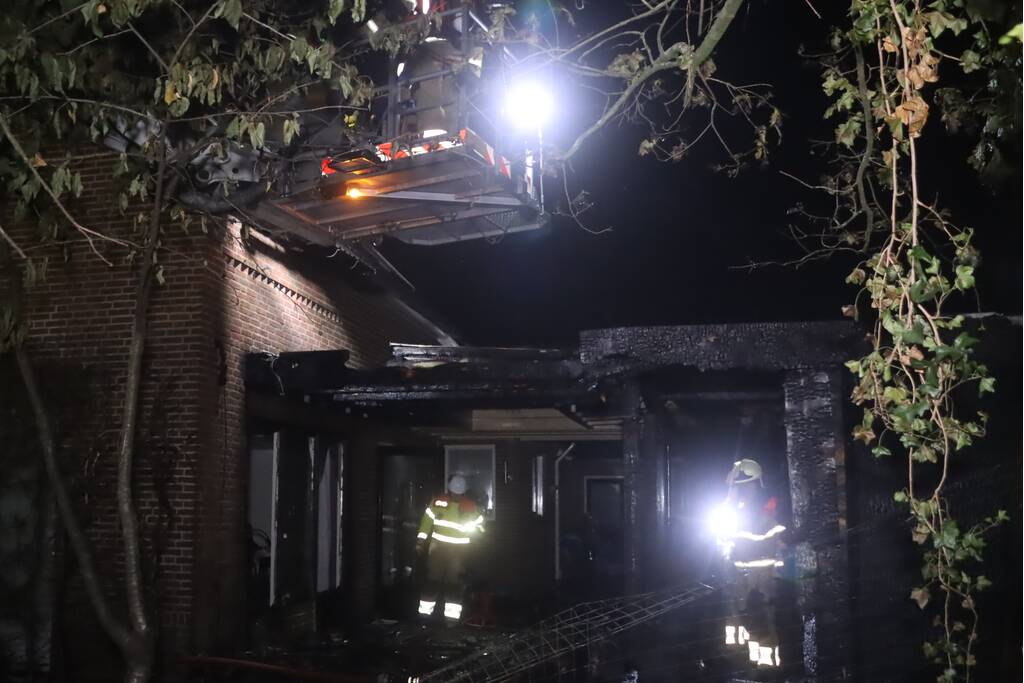 Enorme schade na brand bij woning