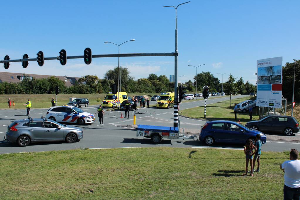 Auto schiet talud op na verkeersongeval