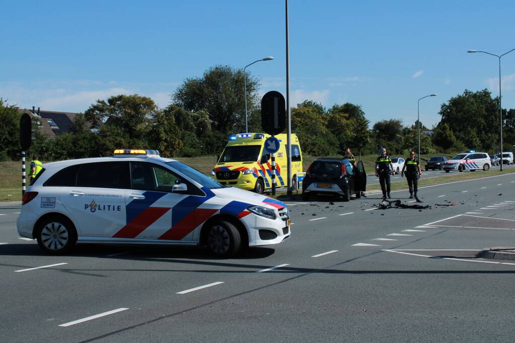 Auto schiet talud op na verkeersongeval