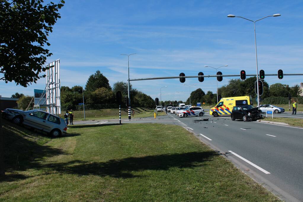 Auto schiet talud op na verkeersongeval
