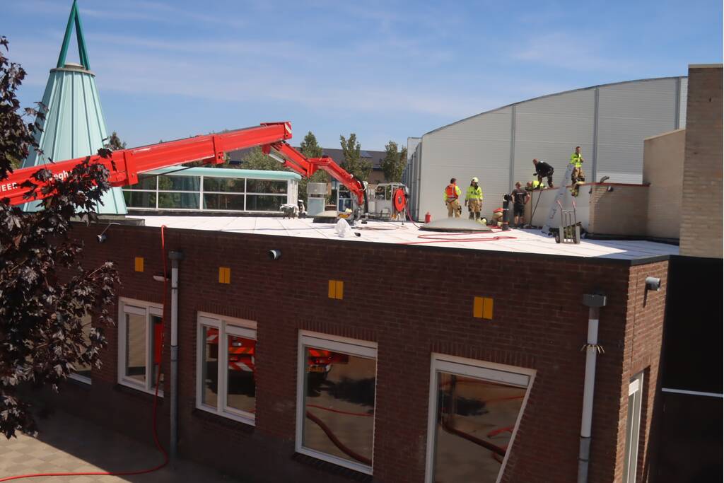 Brand op dak basisschool 't Ven bij werkzaamheden