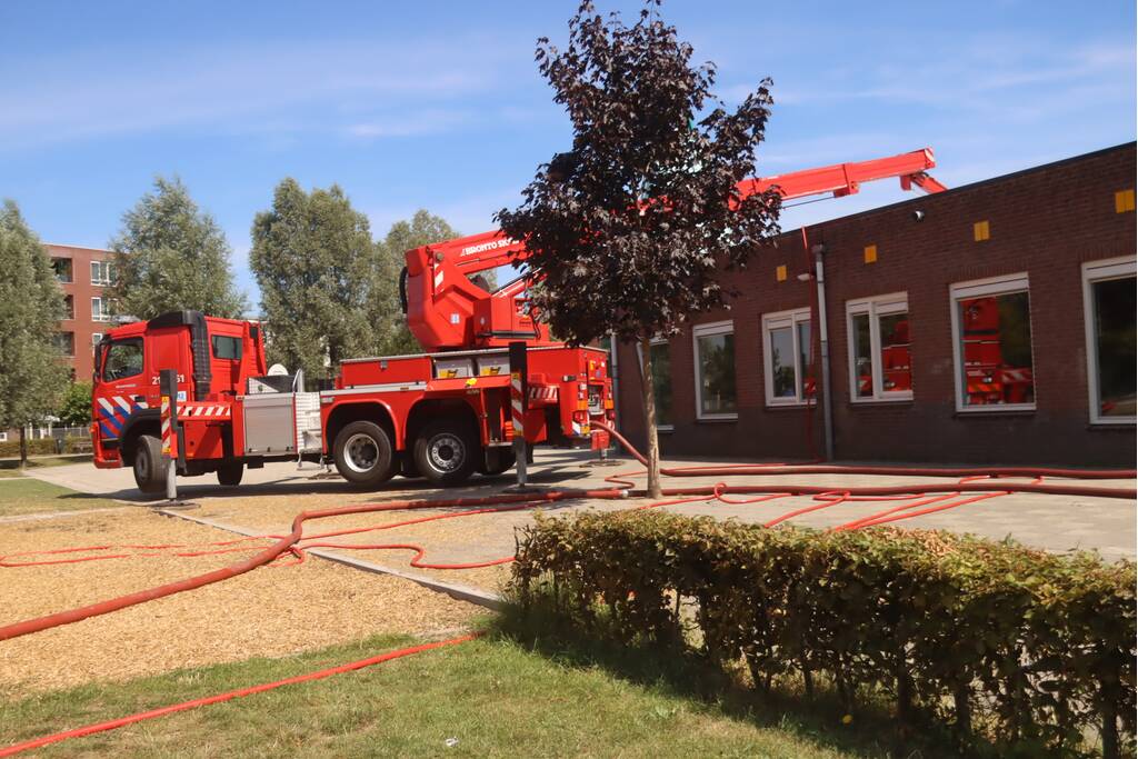 Brand op dak basisschool 't Ven bij werkzaamheden