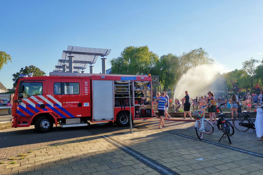 Brandweer zorgt voor verkoeling bij speelplaats Rietsigaar