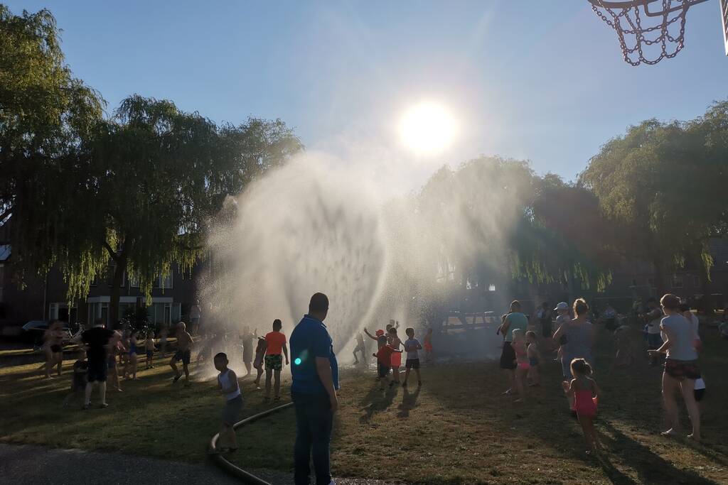Brandweer zorgt voor verkoeling bij speelplaats Rietsigaar