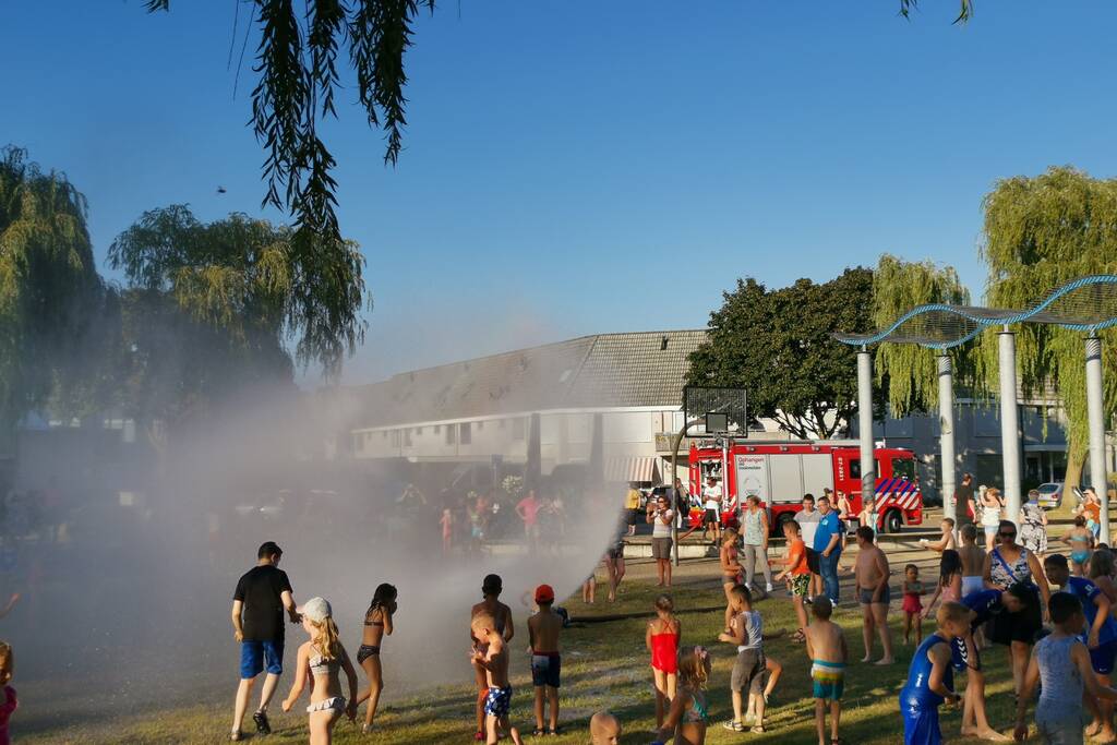Brandweer zorgt voor verkoeling bij speelplaats Rietsigaar