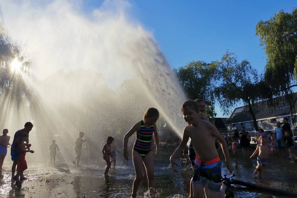 Brandweer zorgt voor verkoeling bij speelplaats Rietsigaar