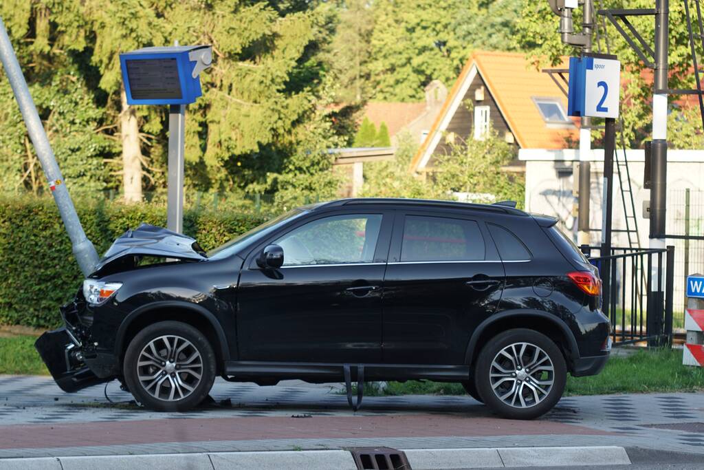 Auto rijdt frontaal tegen lantaarnpaal