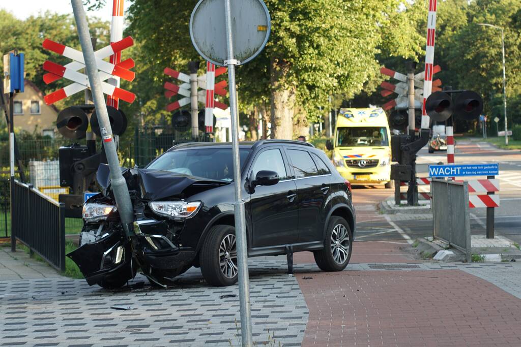 Auto rijdt frontaal tegen lantaarnpaal