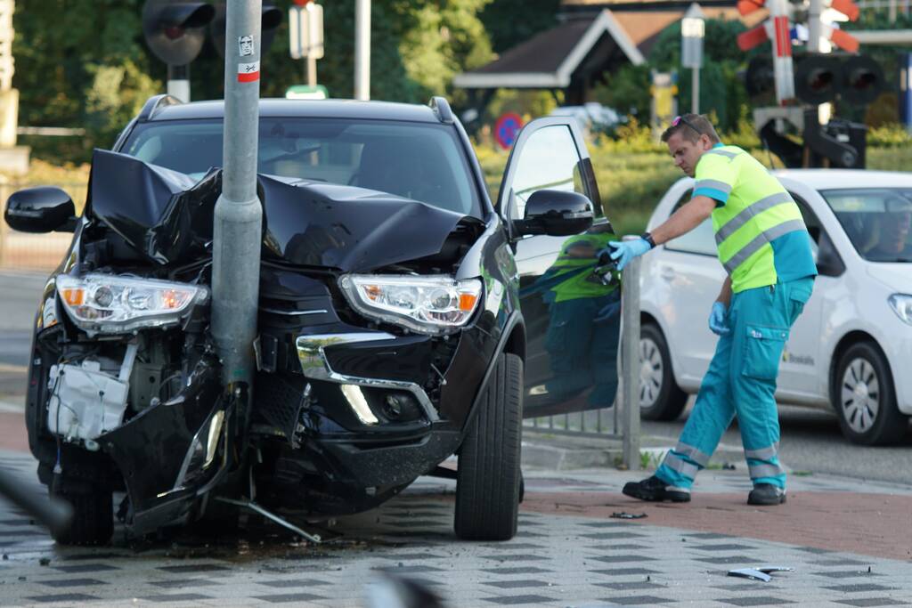 Auto rijdt frontaal tegen lantaarnpaal