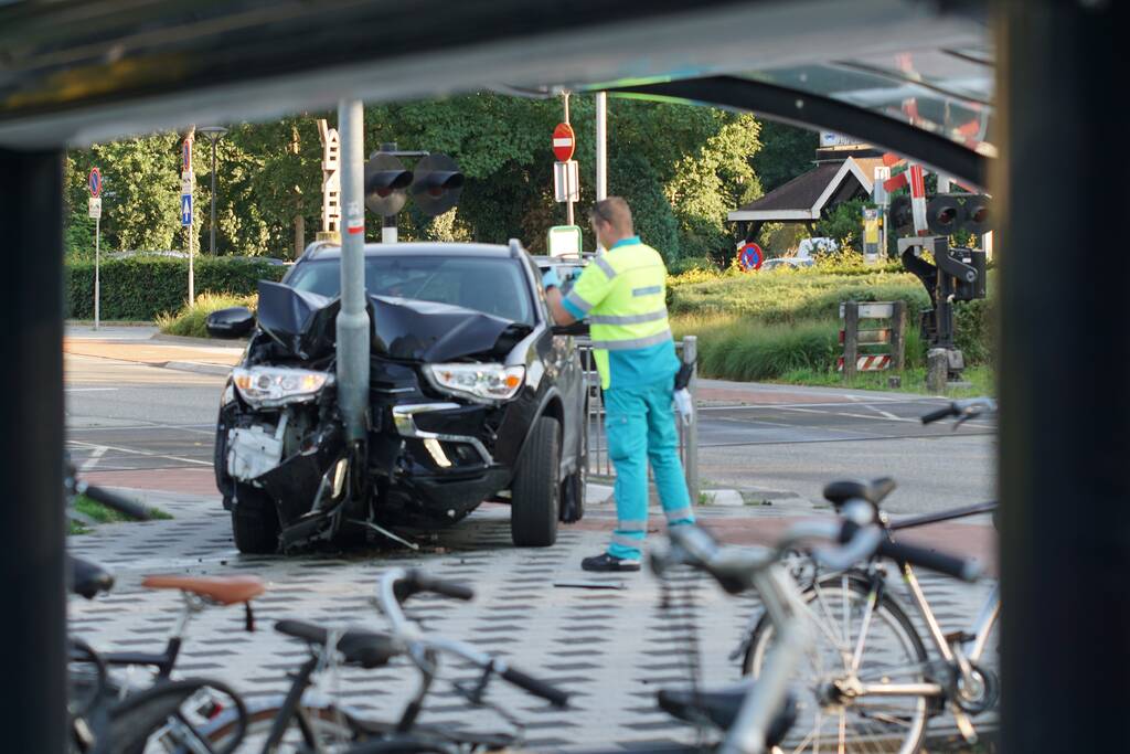 Auto rijdt frontaal tegen lantaarnpaal