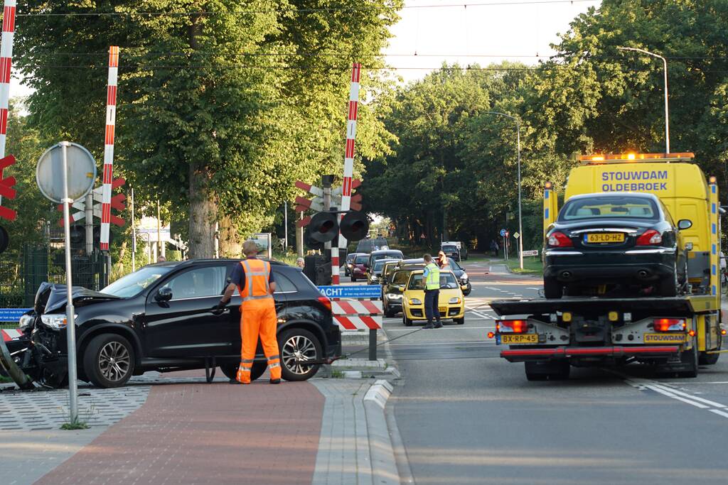 Auto rijdt frontaal tegen lantaarnpaal