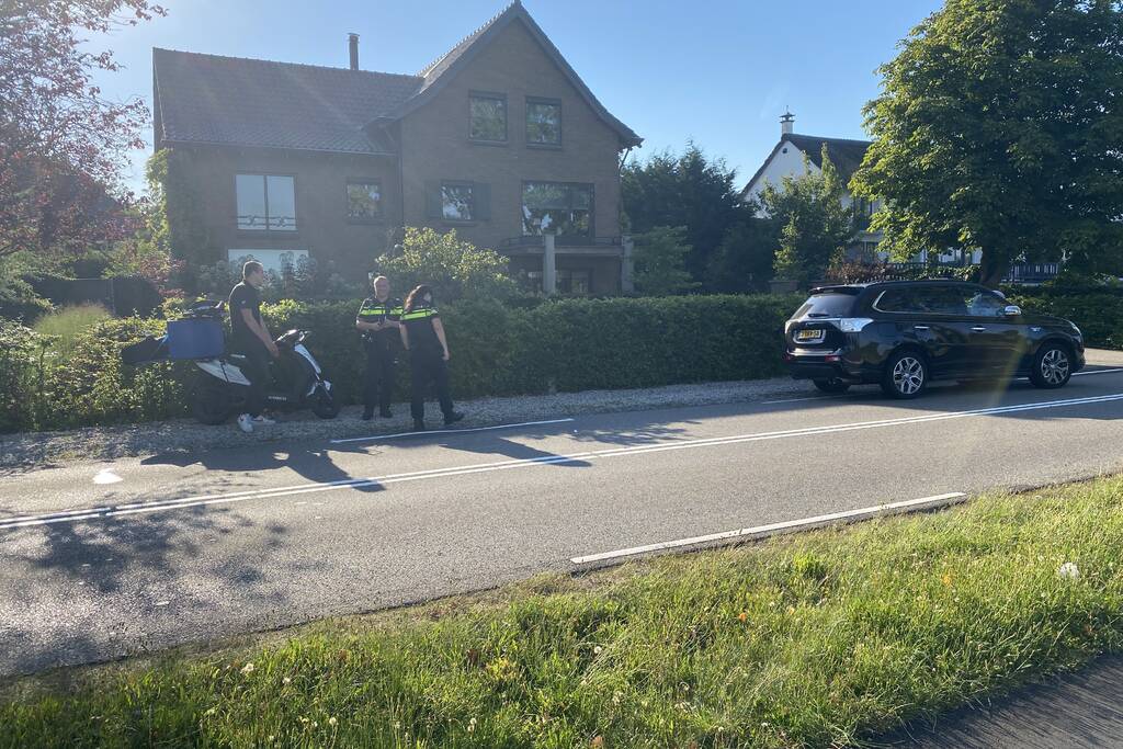 Pizza-bezorger botst op auto