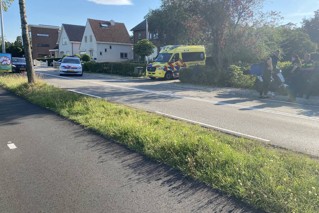 Pizza-bezorger botst op auto