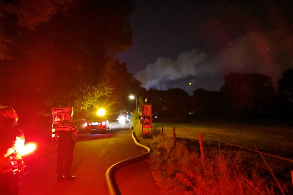 Grote brand in woning met rieten dak