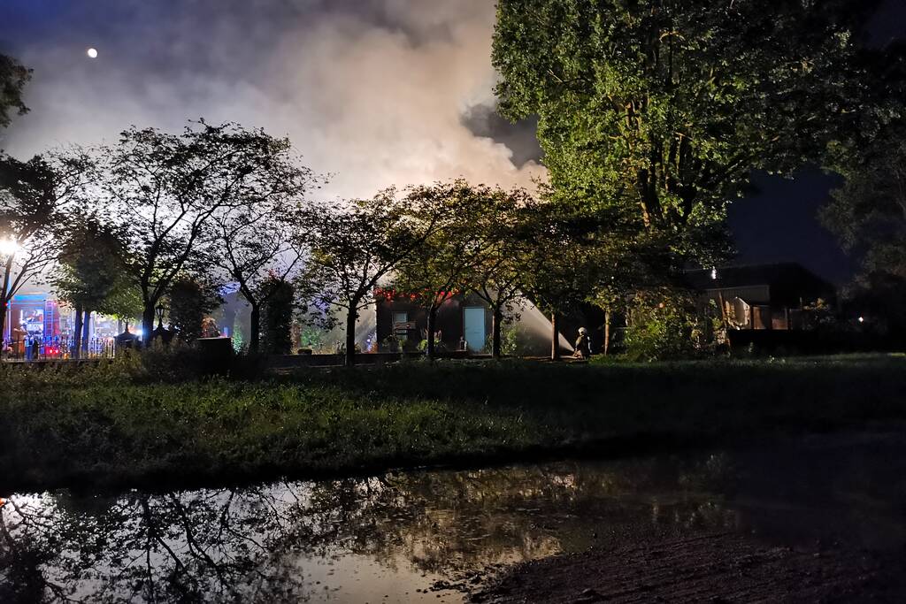 Grote brand in woning met rieten dak