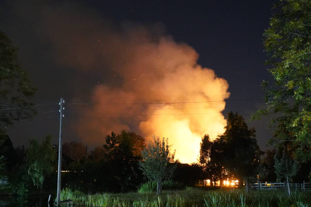 Grote schuurbrand vol met hooi