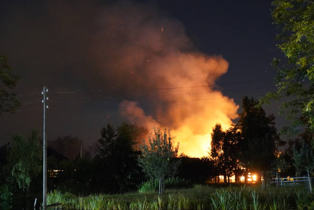 Grote schuurbrand vol met hooi