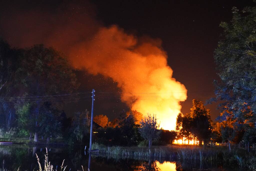 Grote schuurbrand vol met hooi