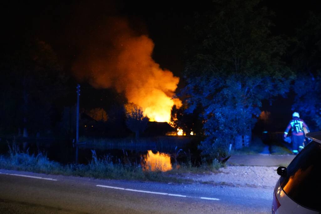 Grote schuurbrand vol met hooi