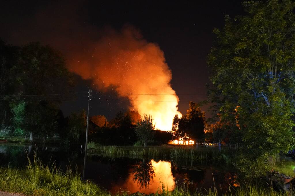 Grote schuurbrand vol met hooi