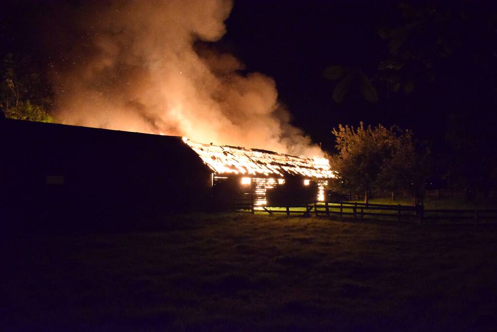 Grote schuurbrand vol met hooi