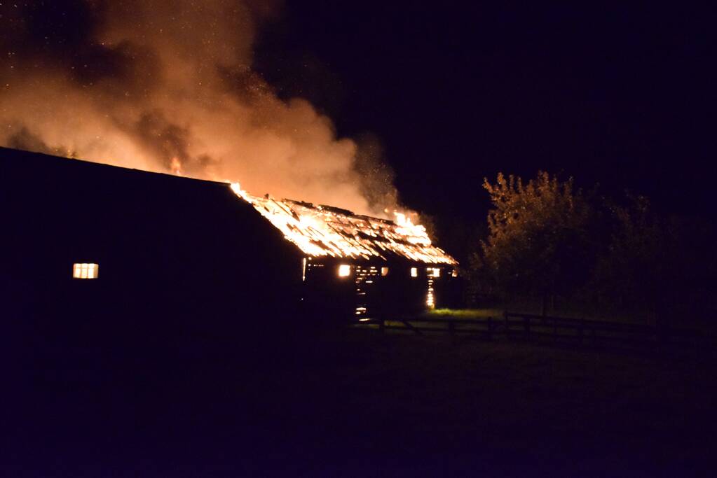 Grote schuurbrand vol met hooi