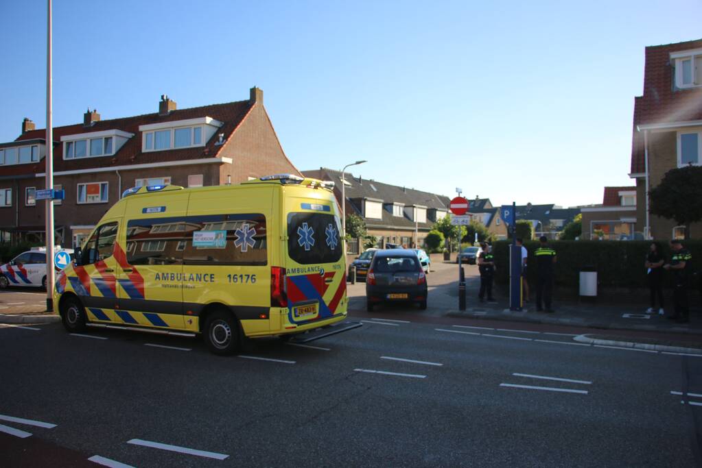 Botsing tussen afslaande auto en scooter