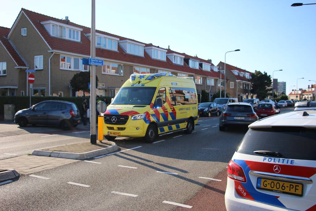 Botsing tussen afslaande auto en scooter