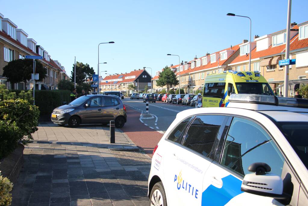 Botsing tussen afslaande auto en scooter