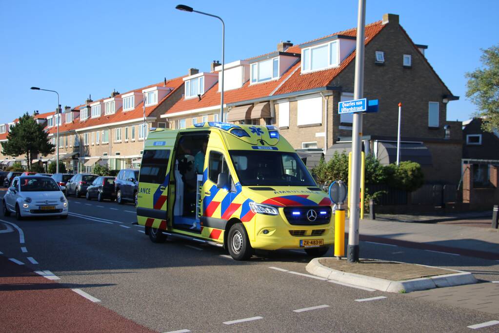 Botsing tussen afslaande auto en scooter