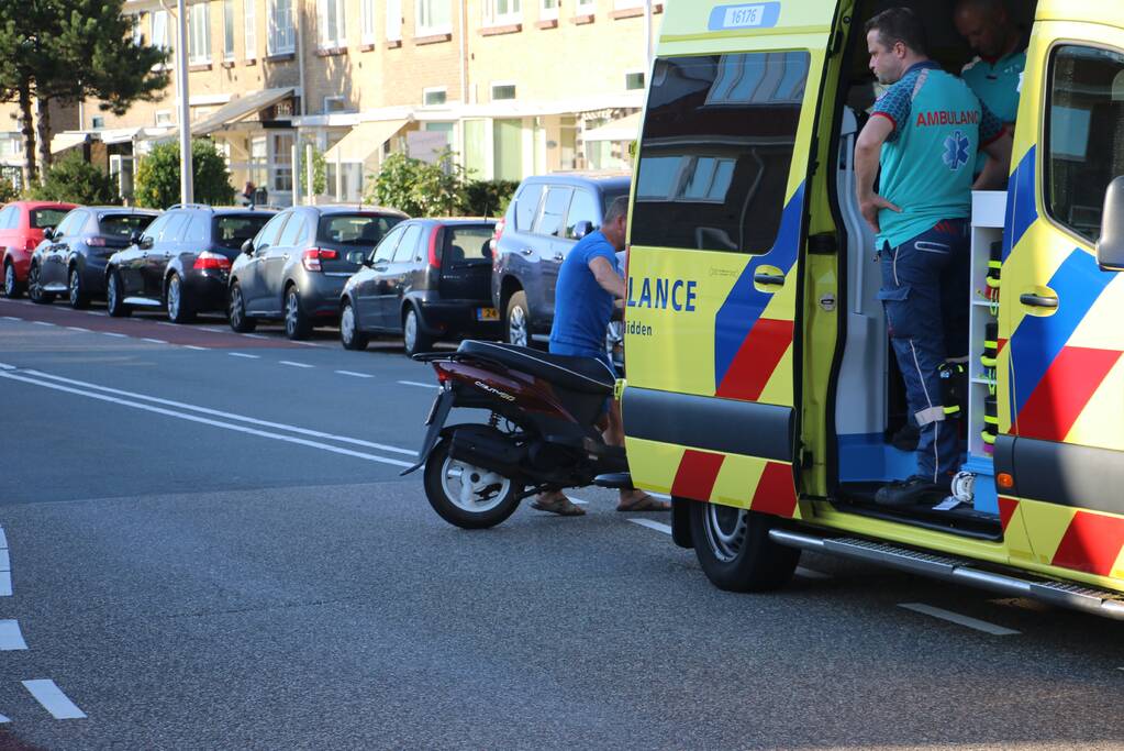 Botsing tussen afslaande auto en scooter